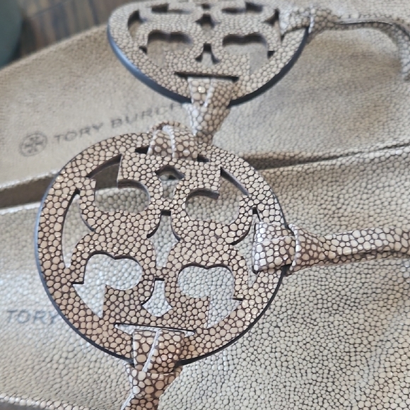 New Luxury Tory Burch Beige Pebbled Thong Sandals - Picture 3 of 11